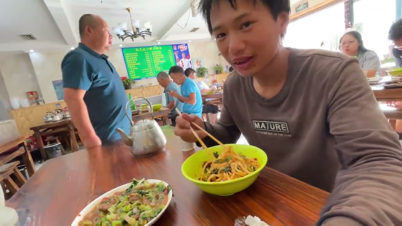 新疆面馆老板太好，免费请我羊肉拌面，善良有爱心的老板 #羊肉面 #新疆拌面 #穷游
