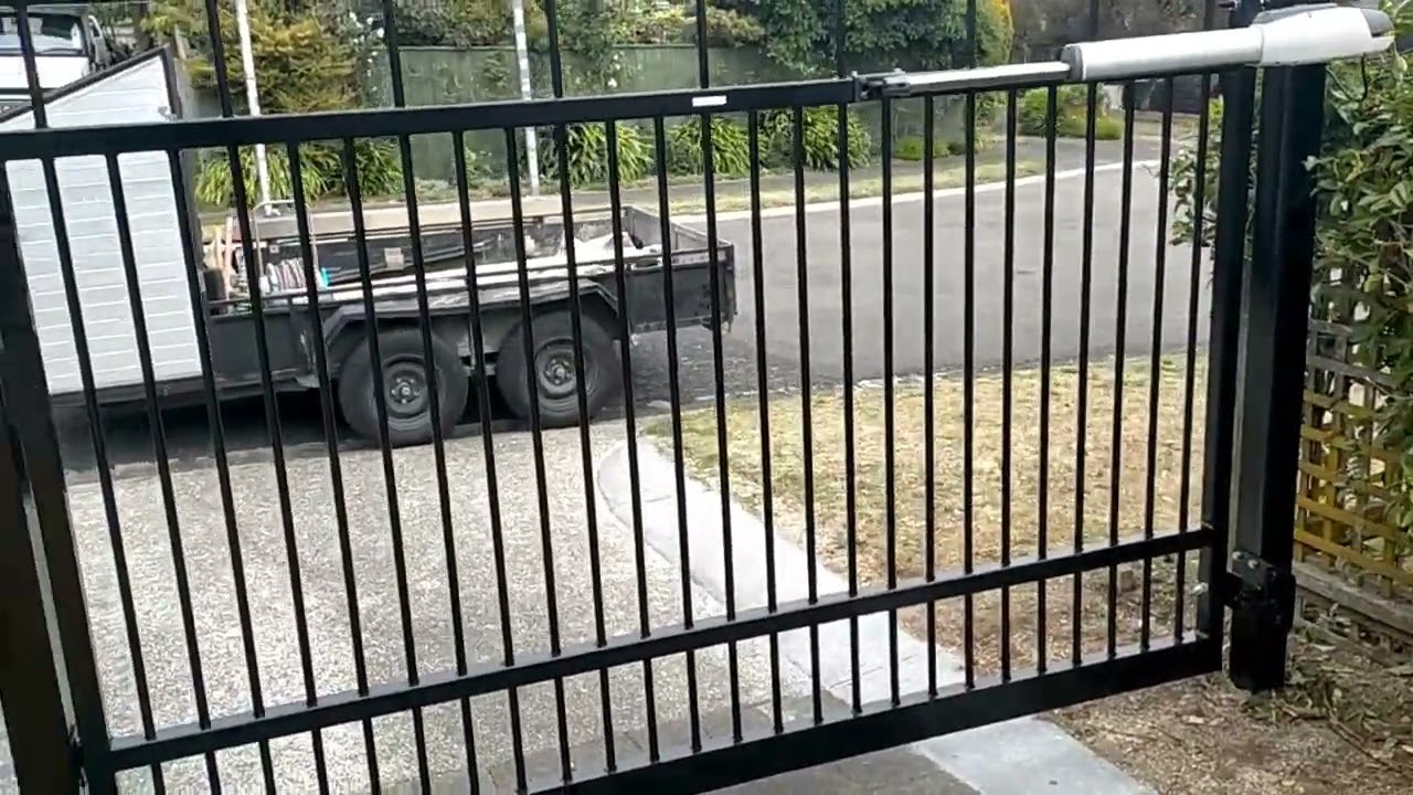 Rising hinge set up with aluminium gate