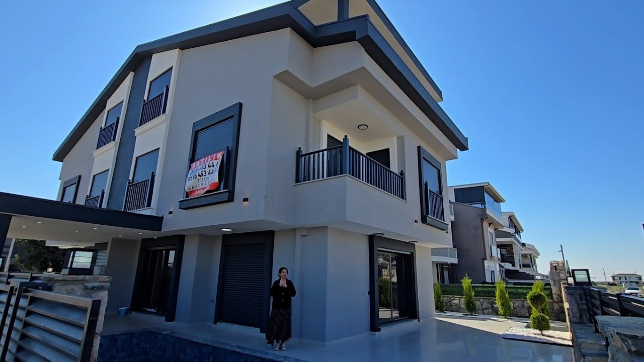 Didim Efeler'de Satılık Köşe Konum Havuzlu Otoparklı 4+1 Ayrı Mutfaklı Lüks Triplex Villa 