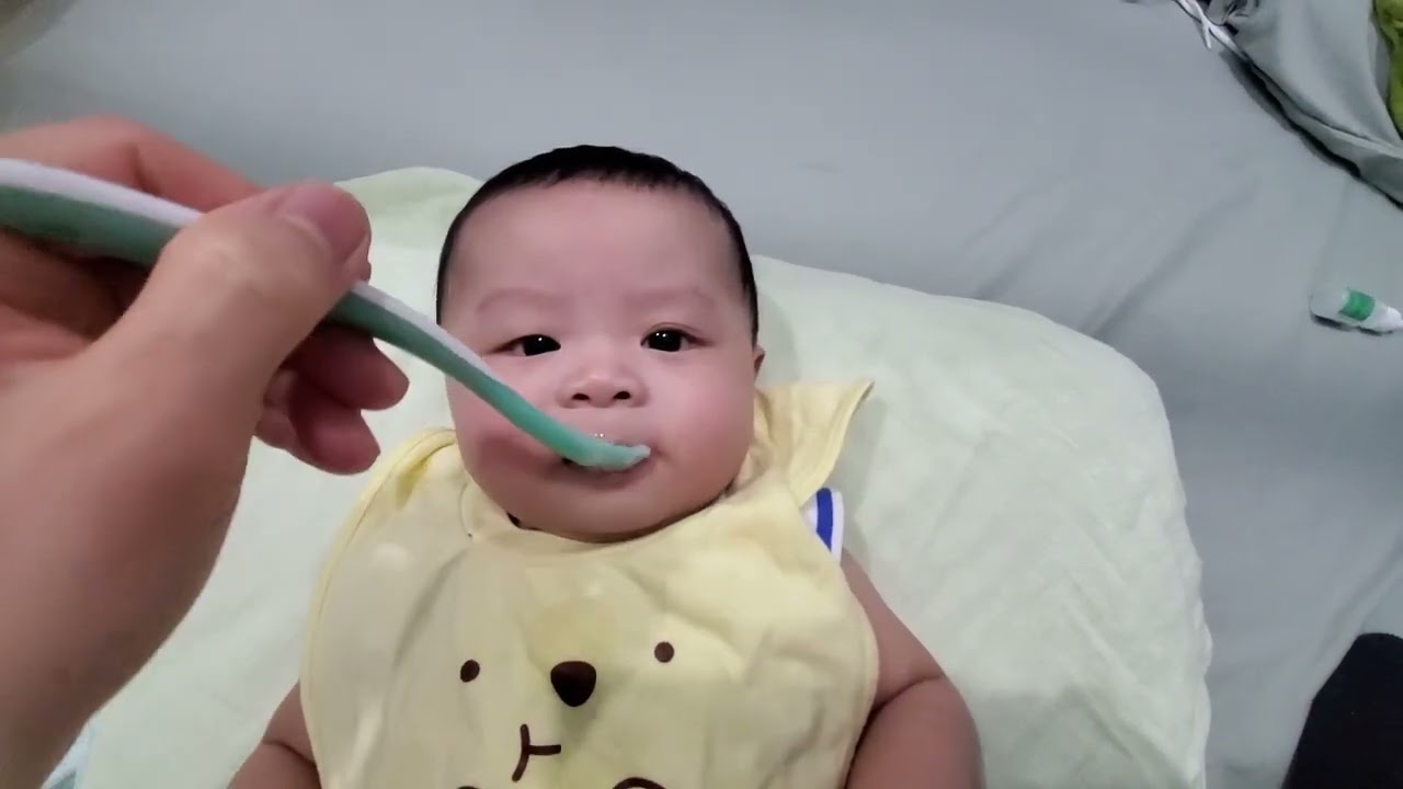 Uống vitamin D3 và ăn cháo củ sắn cho em bé 6 tháng 12 ngày tuổi #ytangan #cute #baby #cutebaby #ivf