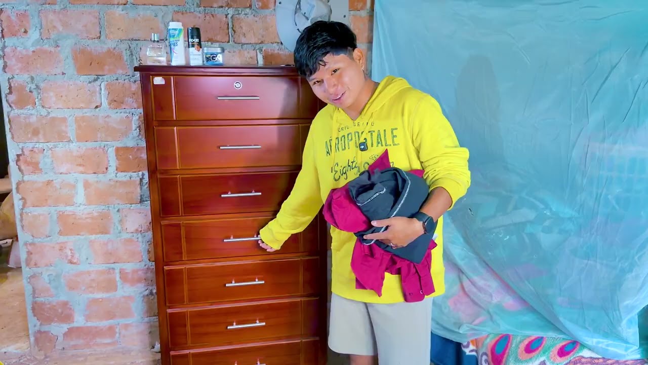 Me compre un ropero para poner mi ropa en el cuarto de la finca