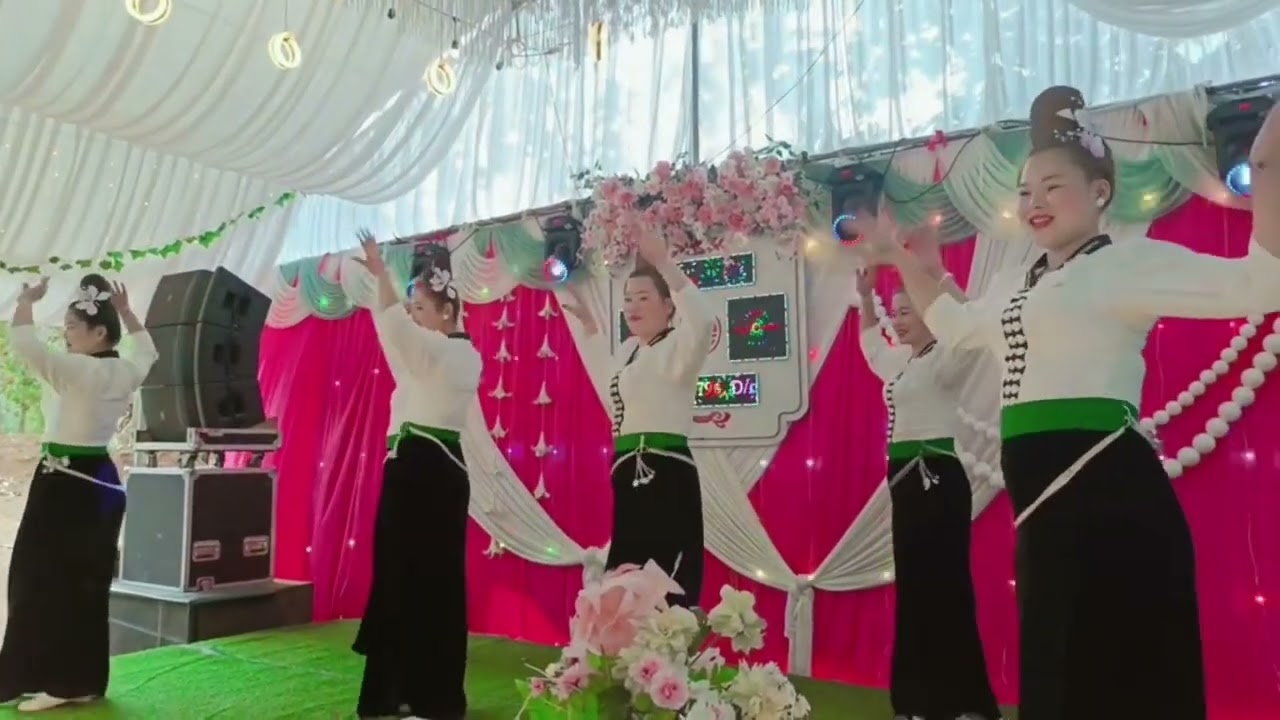ĐỘI MÚA CỦA HƯƠNG RỪNG MƯỜNG BÚ MÚA MỪNG NHÀ MỚI ĐẠI CÁT EM NHÂN TẠ BÚ ĐẸP QUÁ 