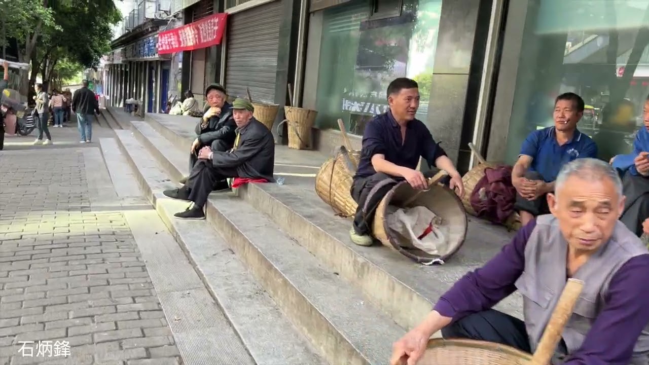 高大上的標語，威武的法院。破爛的土房，住着老人。一群群腳夫坐在地上