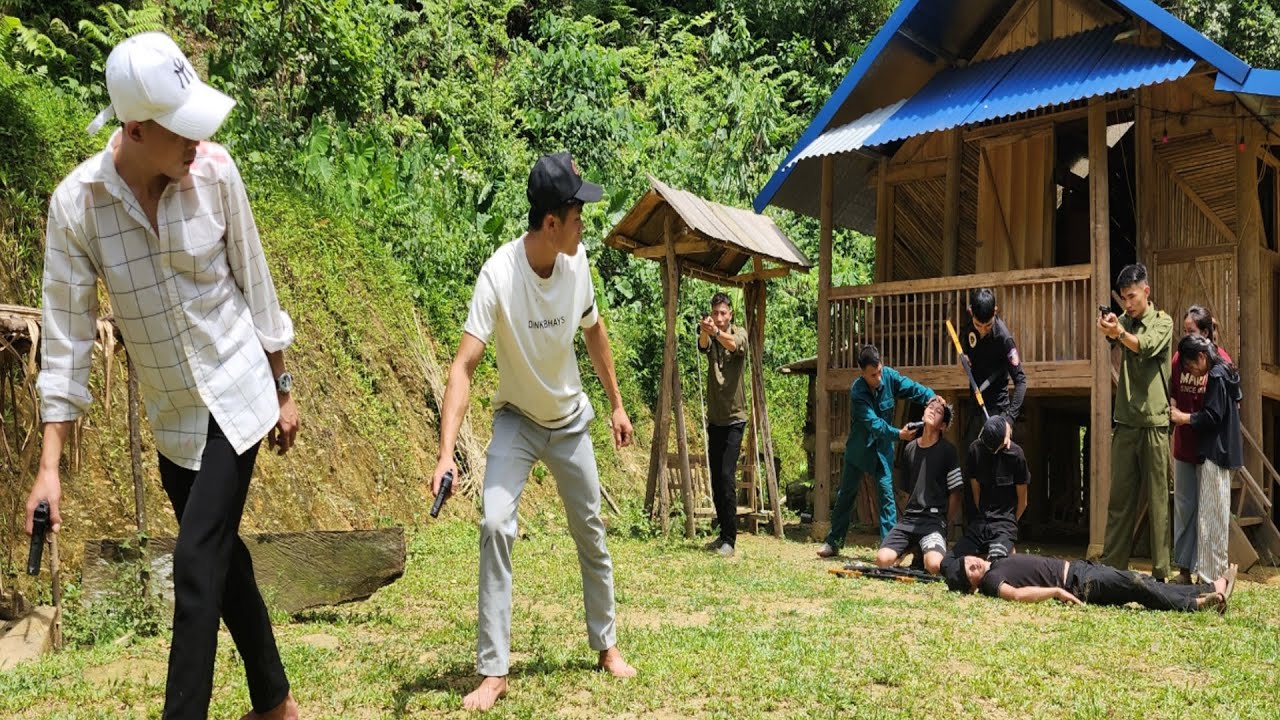 The police attacked and arrested the traffickers. The hostages were rescued successfully.