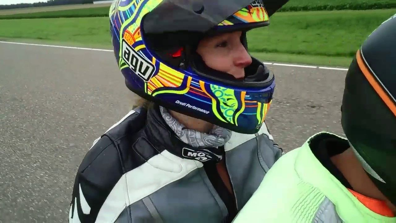 Achterop bij instructeur Sicco Dirksen van Moto Sportivo de uitwijkingsproef, bermvlucht.