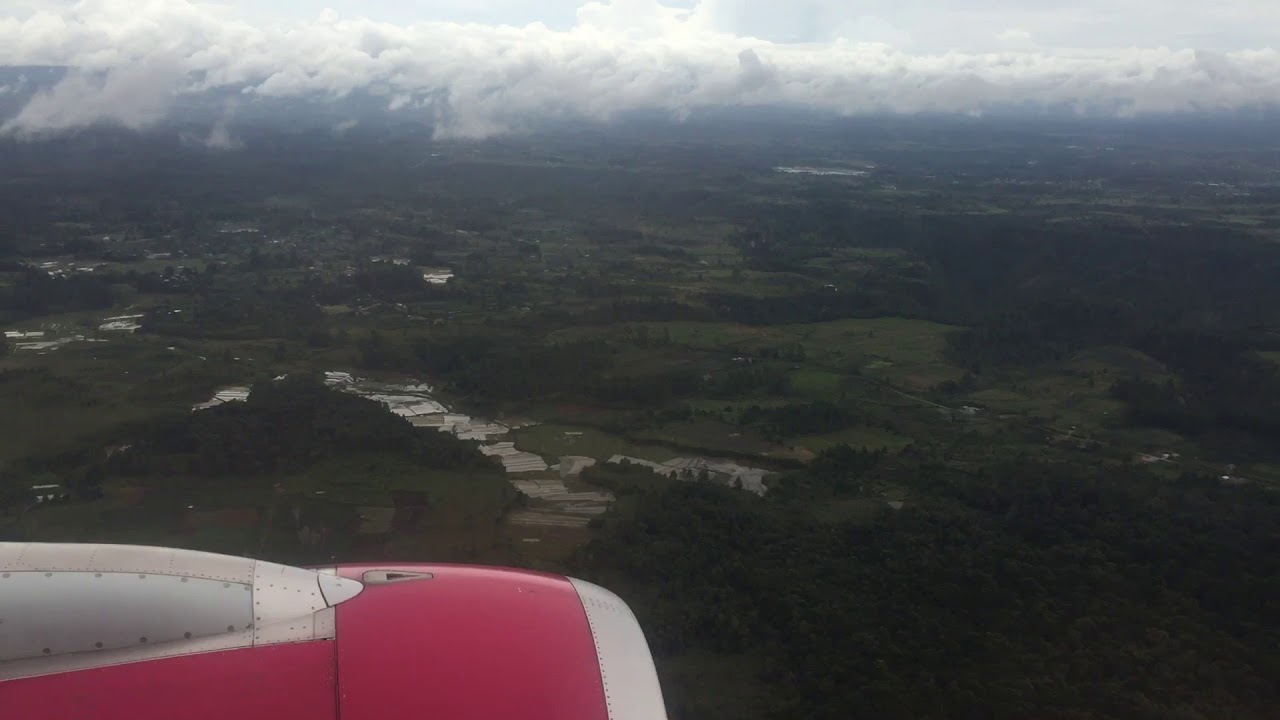 Detik detik pendaratan di bandara silangit - danau toba