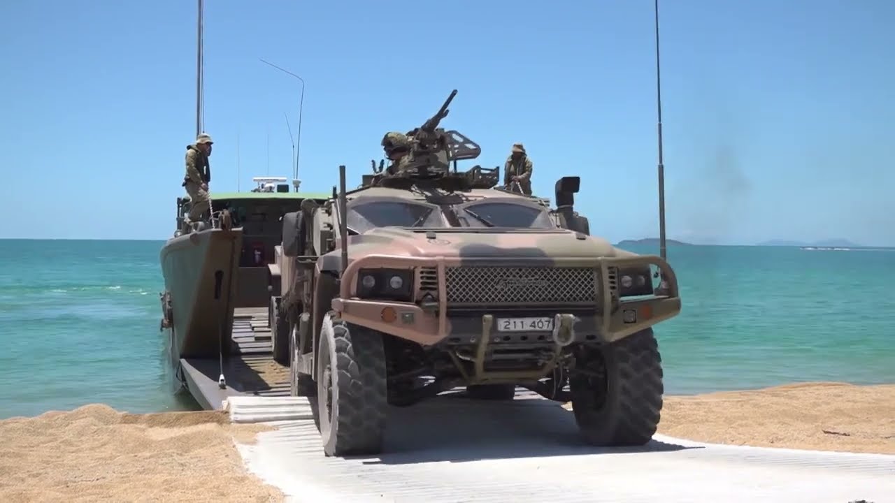 Новый БТР &laquo;Hawkei&raquo; для ЗСУ | Австралия предоставит Украине бронетехнику,грузовики и боеприпасы