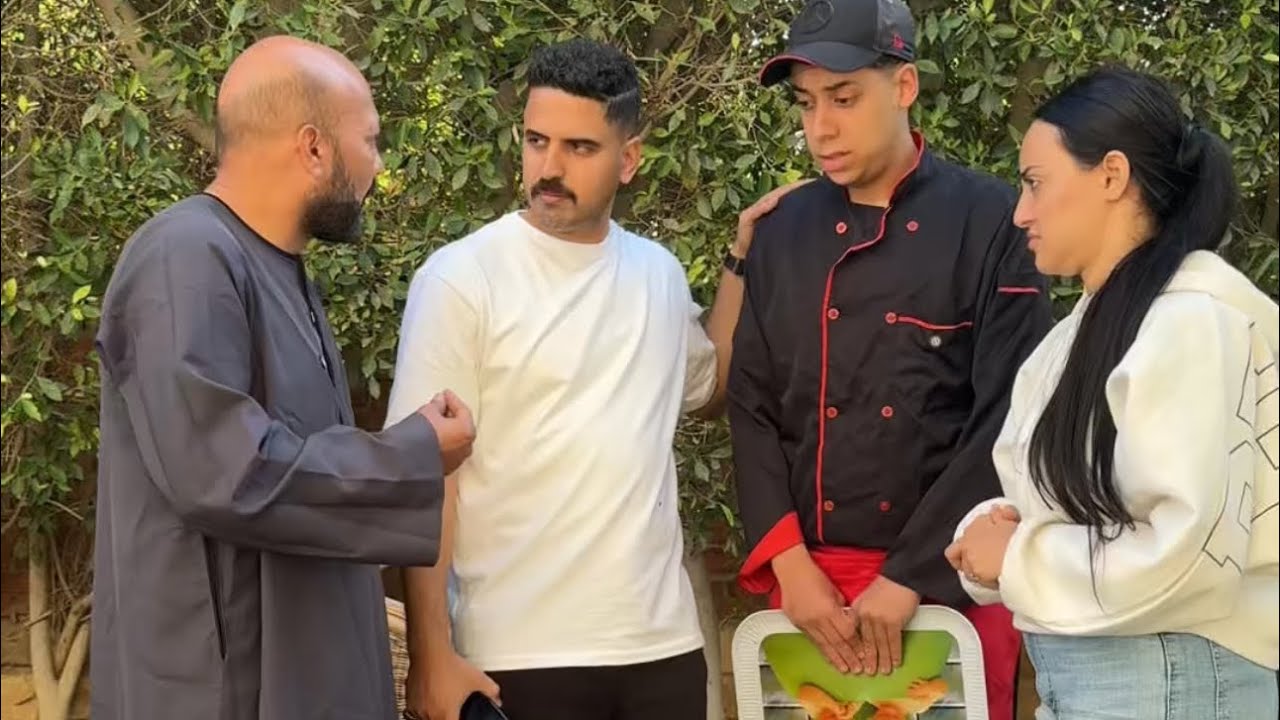 مديرة الكافية تمنع والد صاحب المكان من الدخول