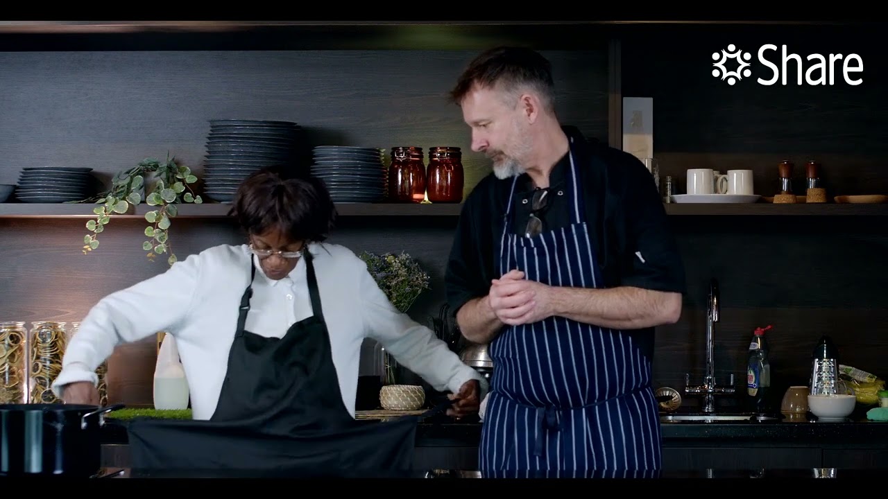 Kitchen hygiene: wearing aprons