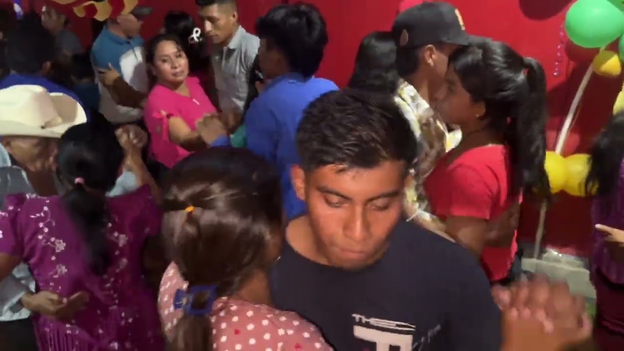 Con la marimba la gente no deja de bailar saludos 