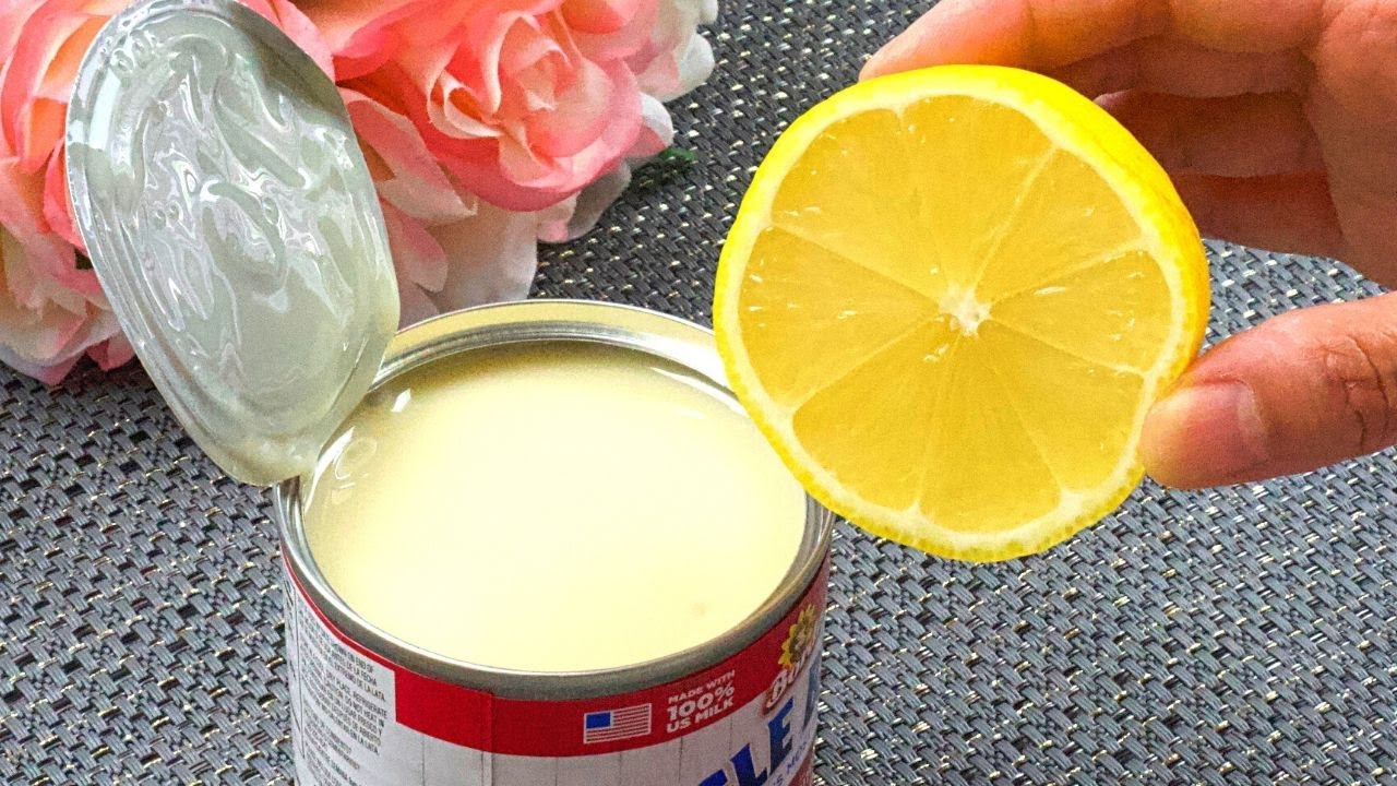 Смешайте сгущенное молоко и лимон и через 15 минут угощение готово!  🍋