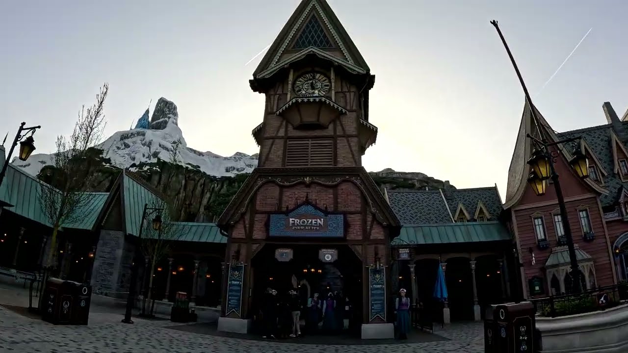 Adventure Way to World of Frozen - Disney Adventure World Paris - Rope Drop POV
