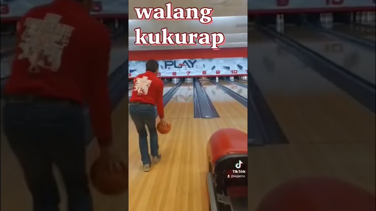 Roger Carbonel hit strike during Milan bowling tournament 
