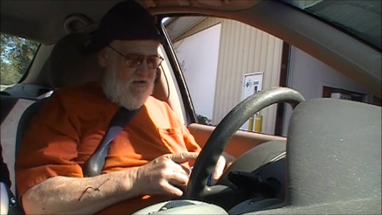 OLD MAN FLASHES BOOBS FOR MARDI GRAS BEADS!
