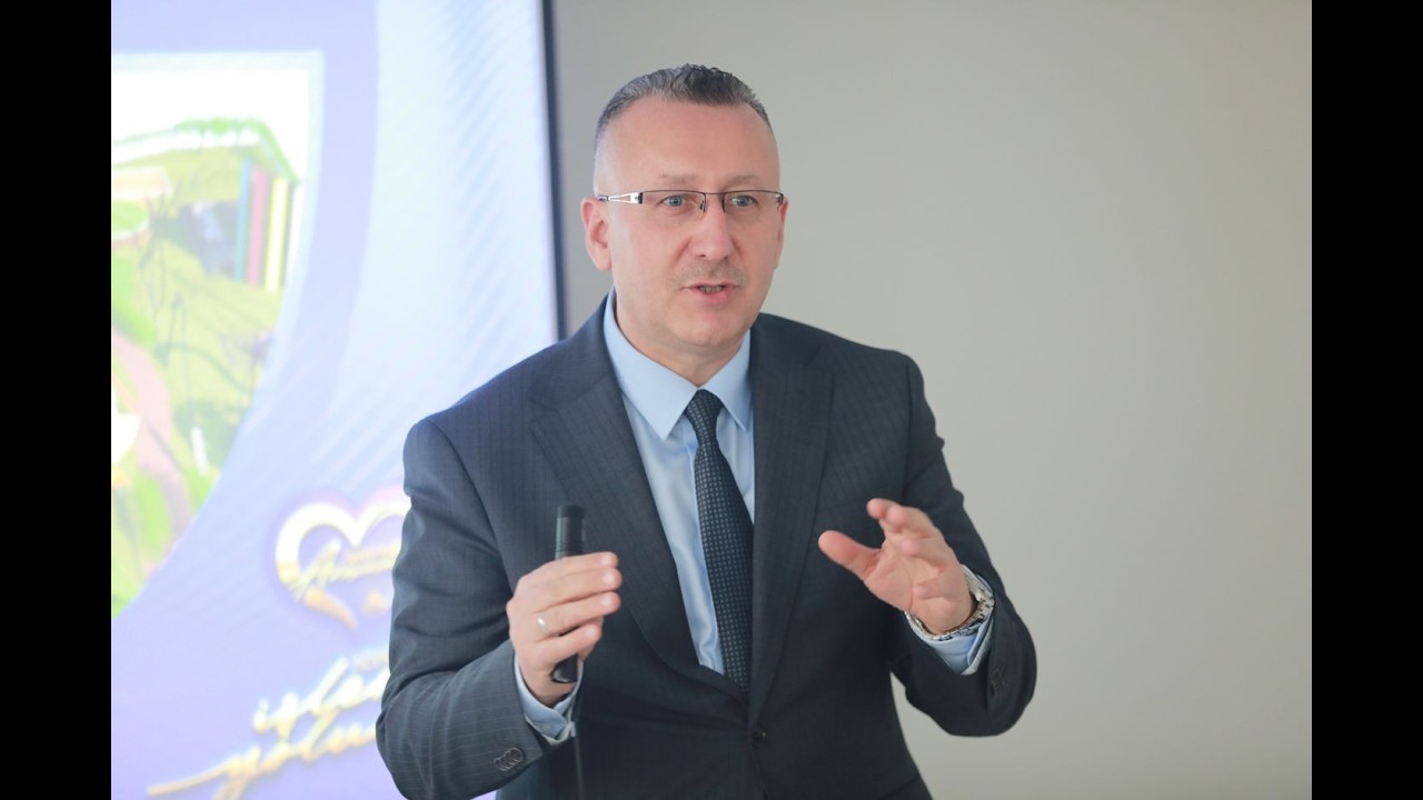 Adapazarı Belediye Başkanı Mutlu Işıksu basın toplantısı d&uuml;zenliyor
