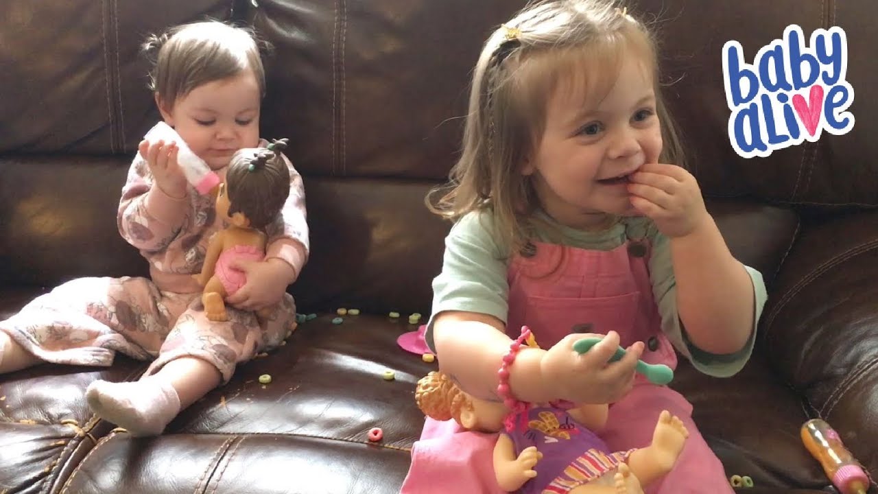 Kingdom and Lilo feed Baby Alive Dolls Fruit Loops Cereal