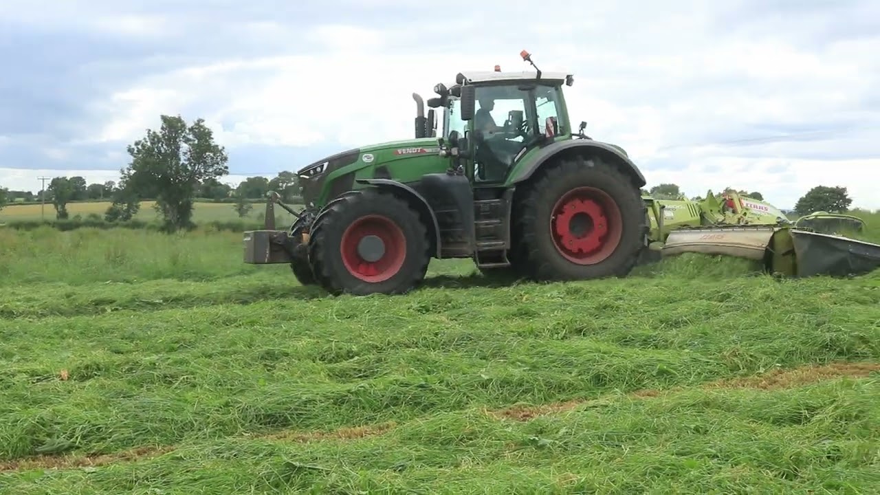 Shillington Contracts Mowing Grass With Reverse Drive Fendt 2025