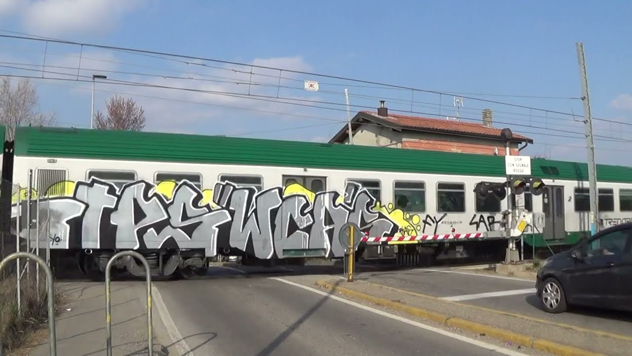 Passaggio a livello con semibarriere di via Martin Luther King - Bergamo / Level Crossing / 平交道口