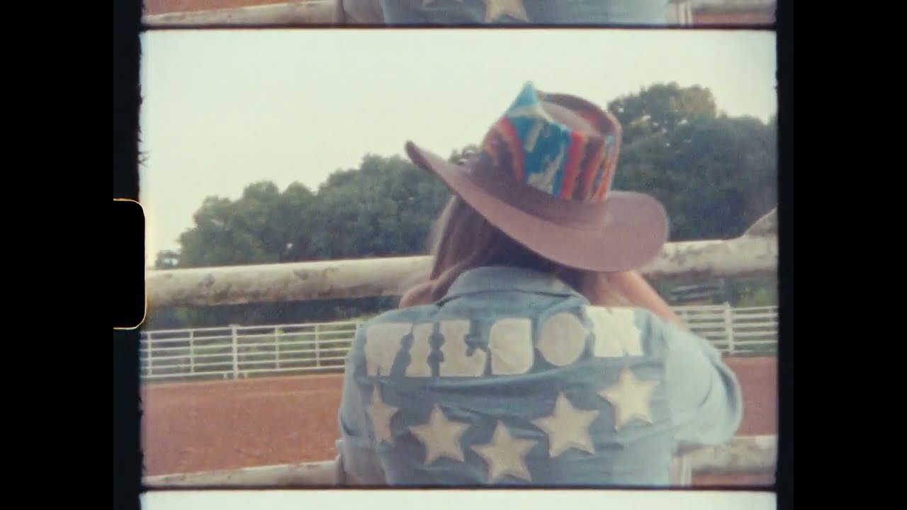 Lainey Wilson - Live Off (Official Lyric Video)