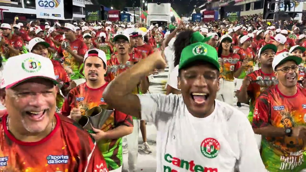 Bateria da Grande Rio no ensaio técnico para o carnaval 2024