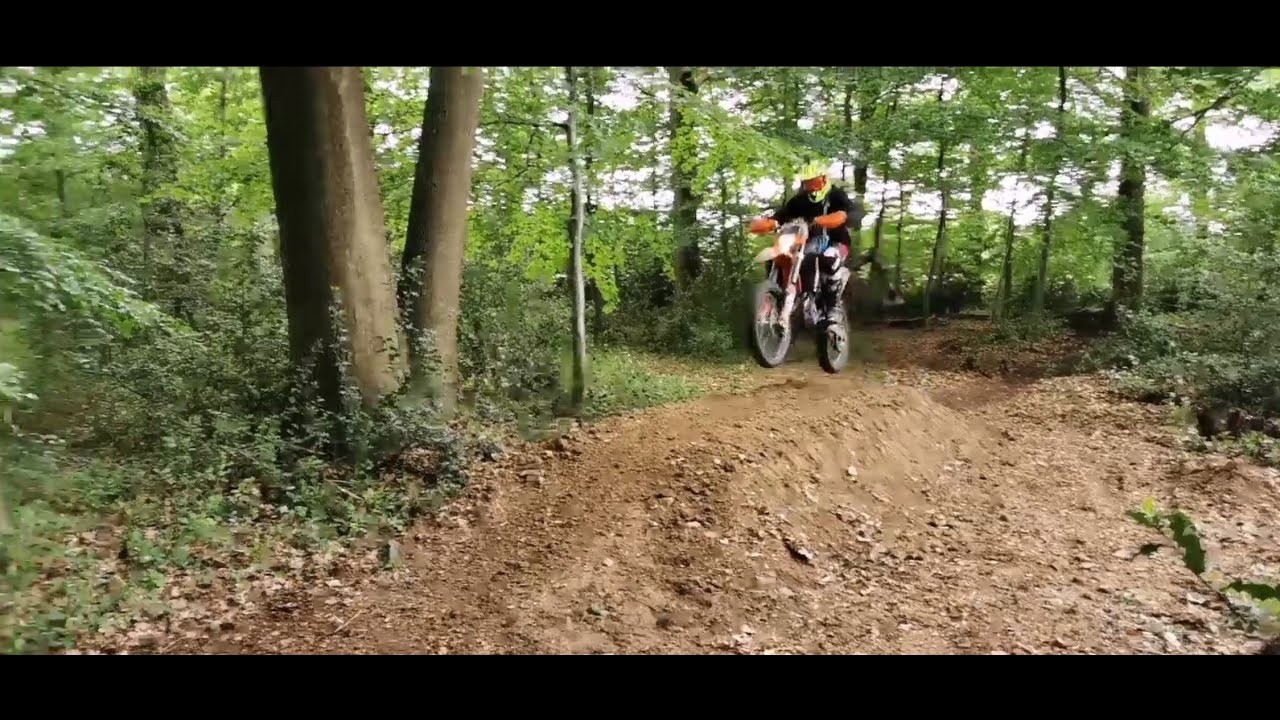TERRAIN DE CROSS FAIT MAISON AVEC UN SAUT