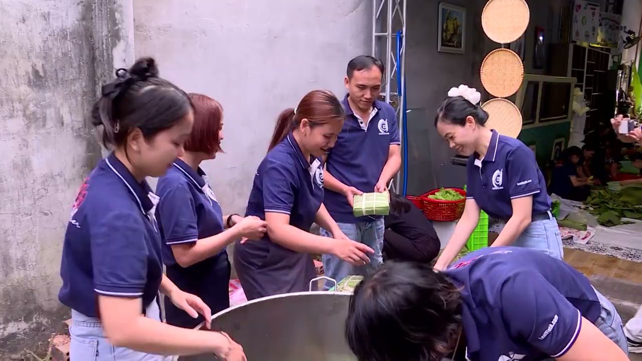 Cùng Luật Việt Á gói bánh chưng và thăm viện dưỡng lão những ngày cuối năm Ất Tỵ