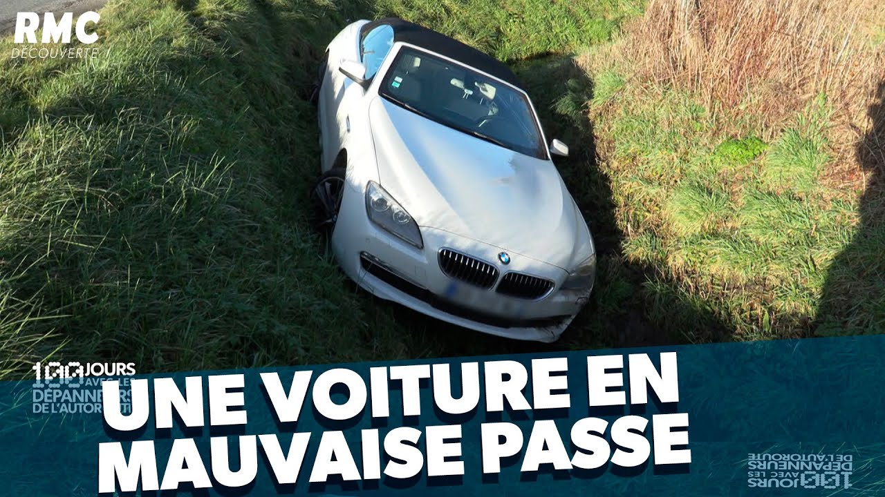 Une voiture cabriolet dans le fossé