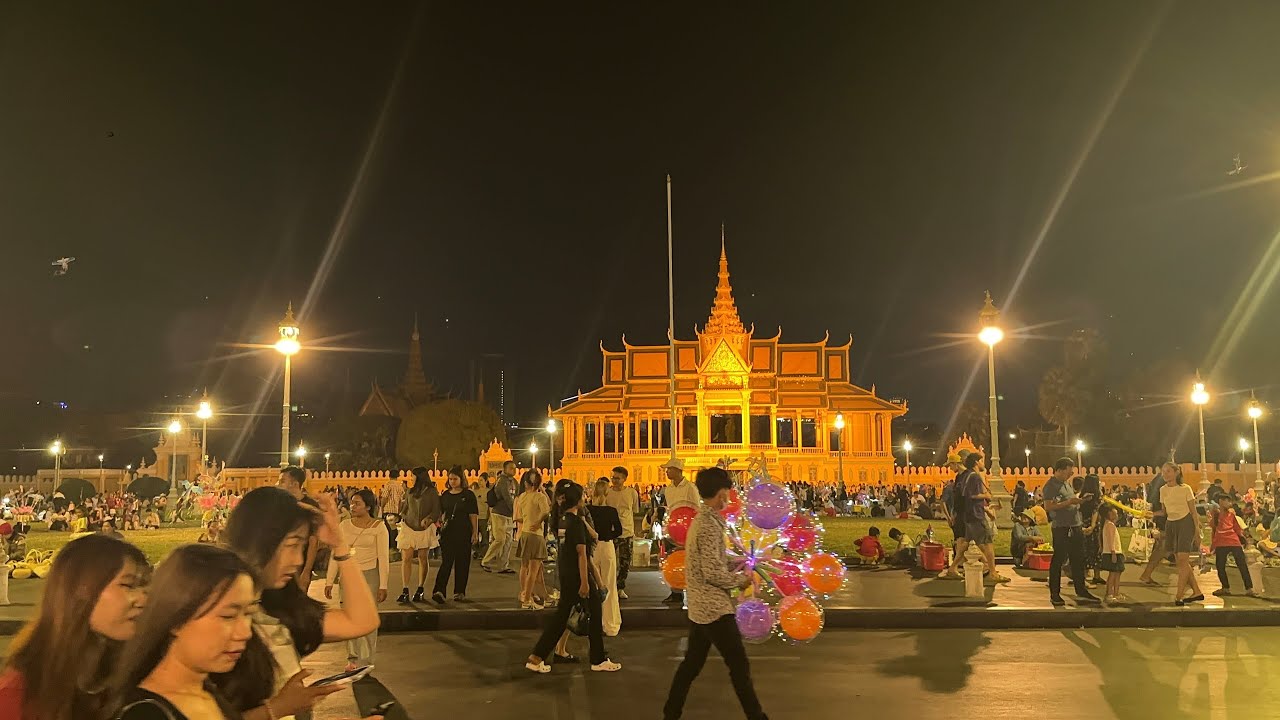The traveling on the riverside nearly Royal Palace in Phnom penh (CAMBODIA) Part 1 #cbdtourvillage