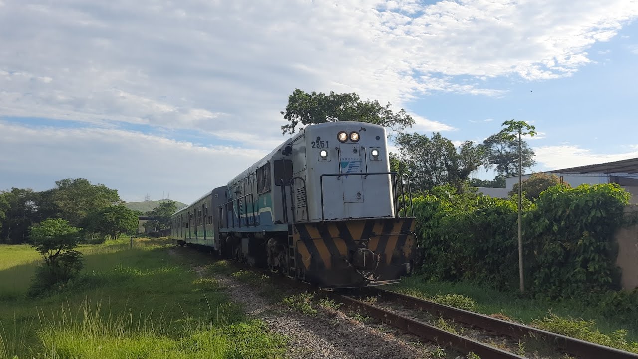 Trem UV-108 passando pelo campo do Asa-Delta próximo ao Lamarca