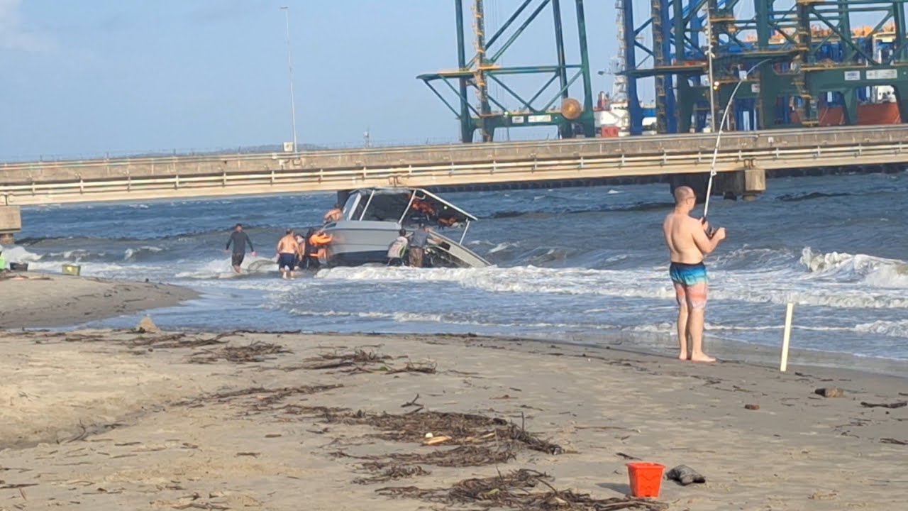 PERDEU o controle BARCO a deriva no PORTO de ITAPOÁ SC.