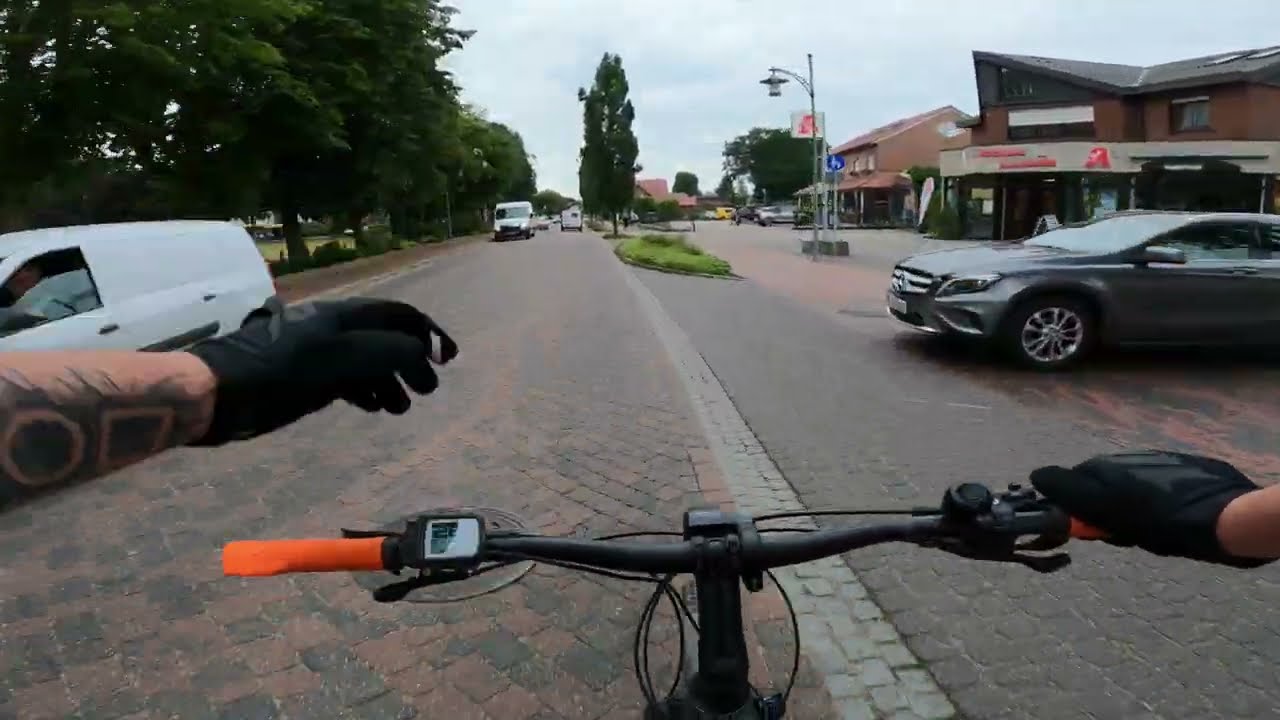 Von Ort zu Ort und am Bundeswehrdepot vorbei. [No talking]