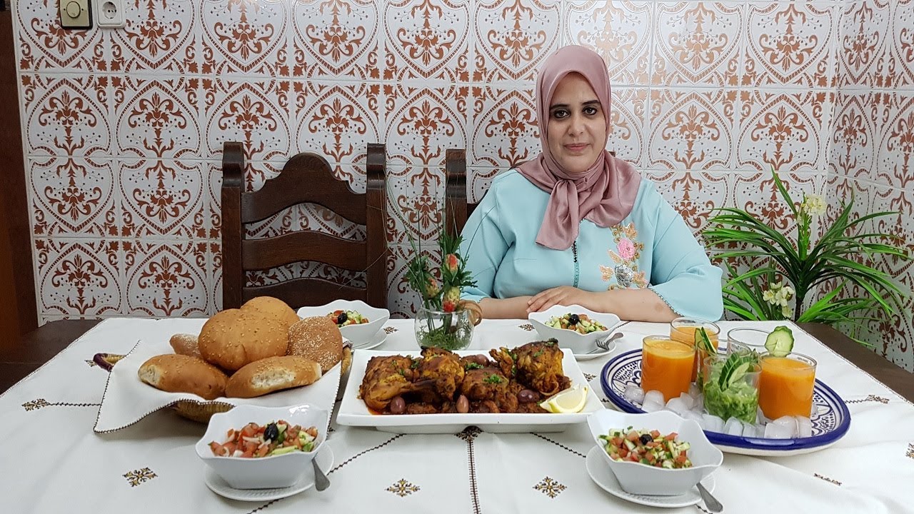 دجاج محمر ومدغمر على الطريقة المراكشية مع سلطات صيفية منعشة اقتراح صيفي سريع في غاية اللذة
