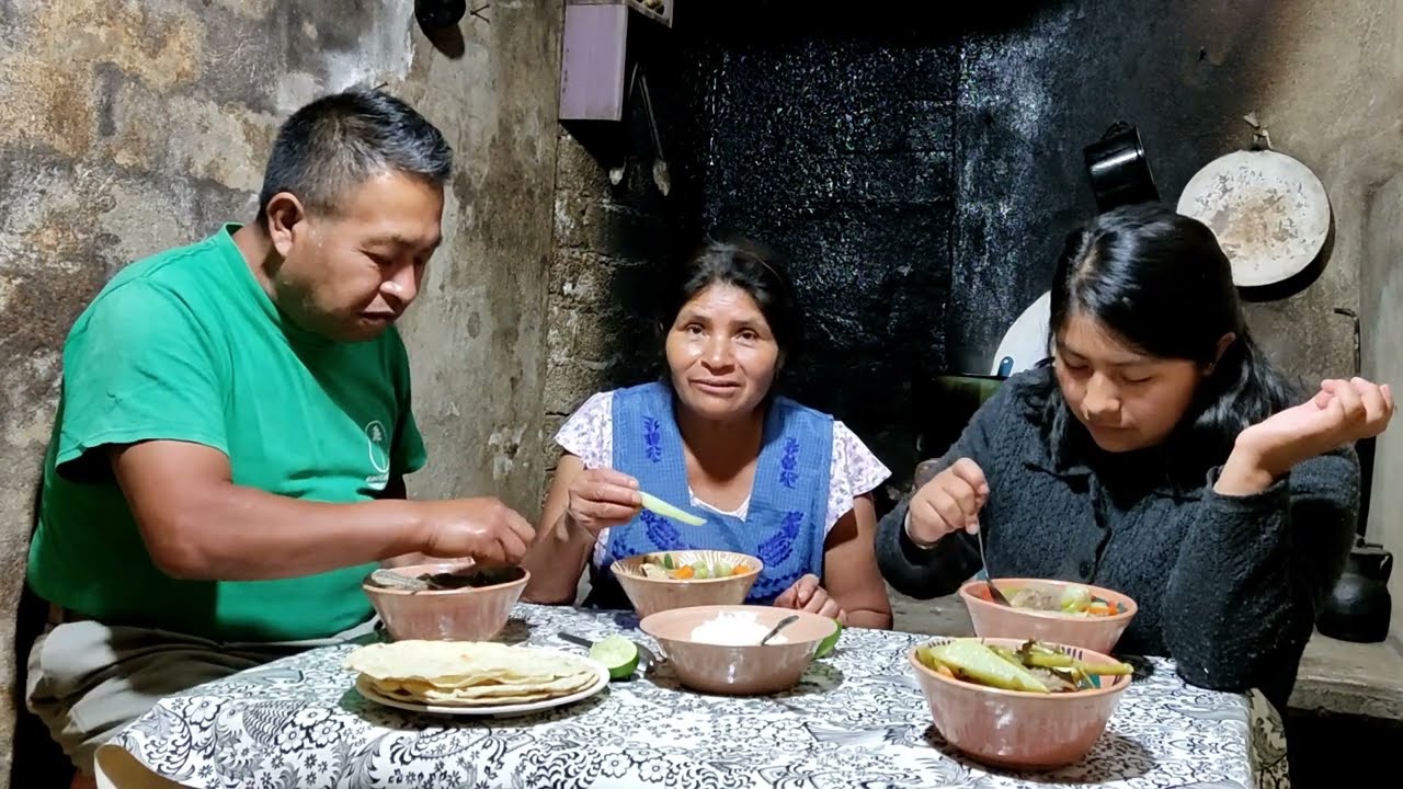 Conviviendo con mi esposo y mi hija Edith con un caldito de res y tortillas a mano en el ranchito