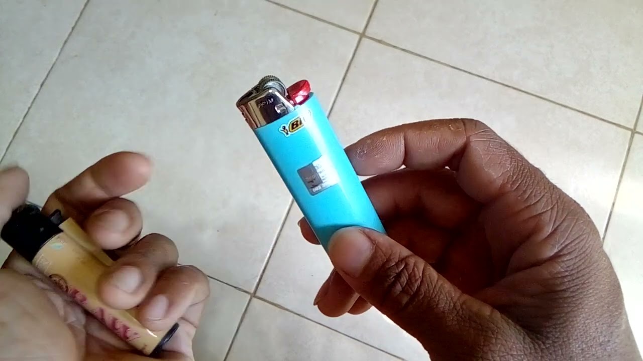 Trocando a pedra do isqueiro Clipper e retirando a pedra do Bic velho.