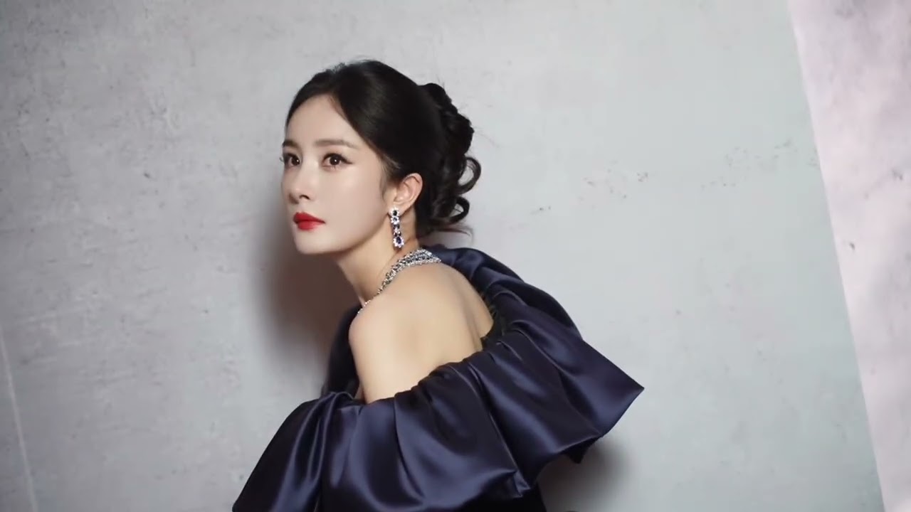 #幂的工作日记 #yangmi  一切都慢了下来，一切都归于仰望。她行走时，曳动一阵不易察觉的风，每一道痕迹都在说：“我在此，完整而坦然。”#杨幂 #微博之夜