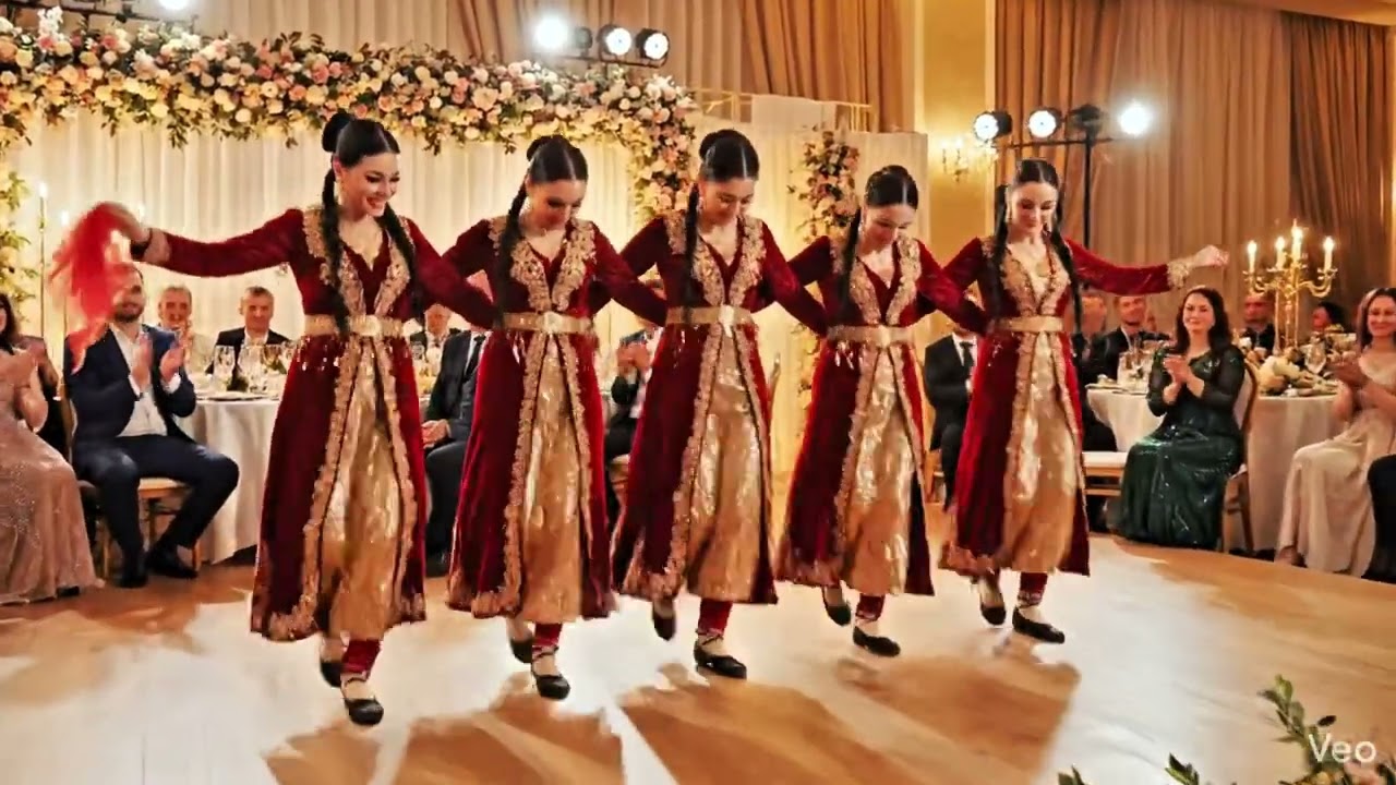 Kadınların muhteşem gösterisi  #halay #kurdish #kurtce #öneçıkar #dugunumuzvar #gelin  #halaybasi