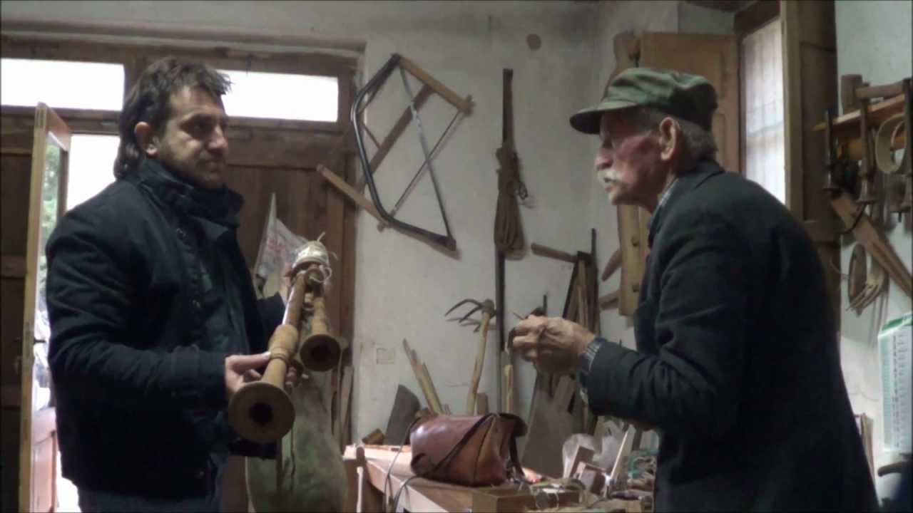 carlo accorda cu lu mast' 'ngopp' a tutt' e mast'