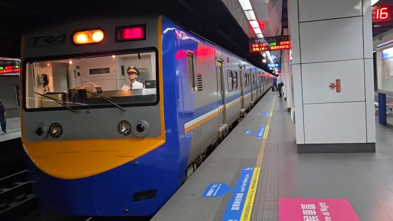 4183次蘇澳發車經由宜蘭線開往北湖的EMU700型八輛二編組EMU730+EMU729阿福號區間車，和1214次北湖發車經由西部幹線開往基隆的銀綠色微笑號EMU900型十輛一編組EMU945區間車