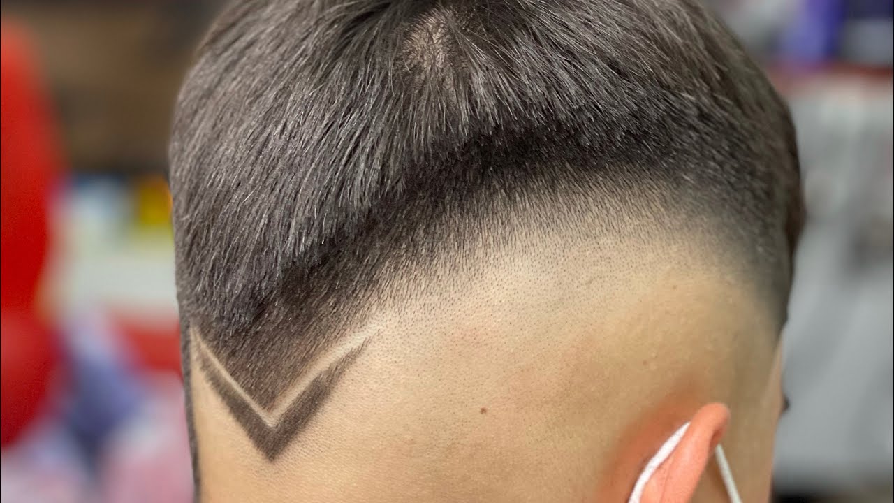 Corte en v marcado tipo jhon style.