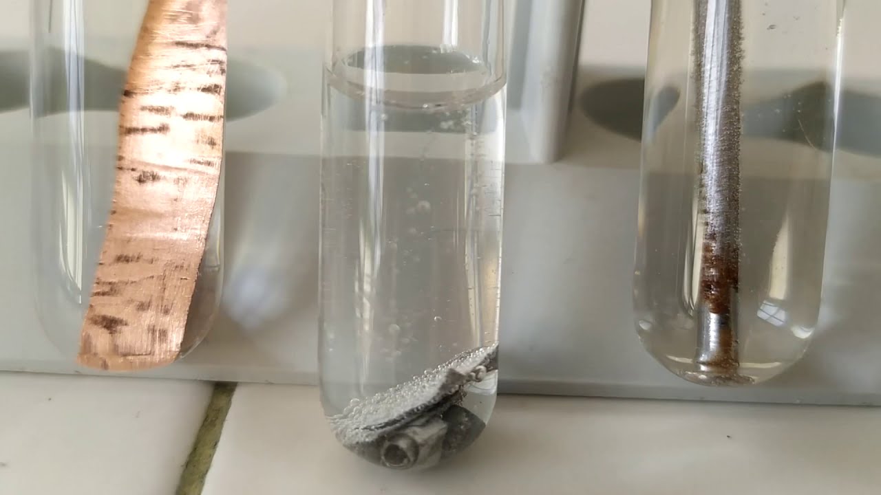 Reazioni di ferro, rame e zinco con acido cloridrico