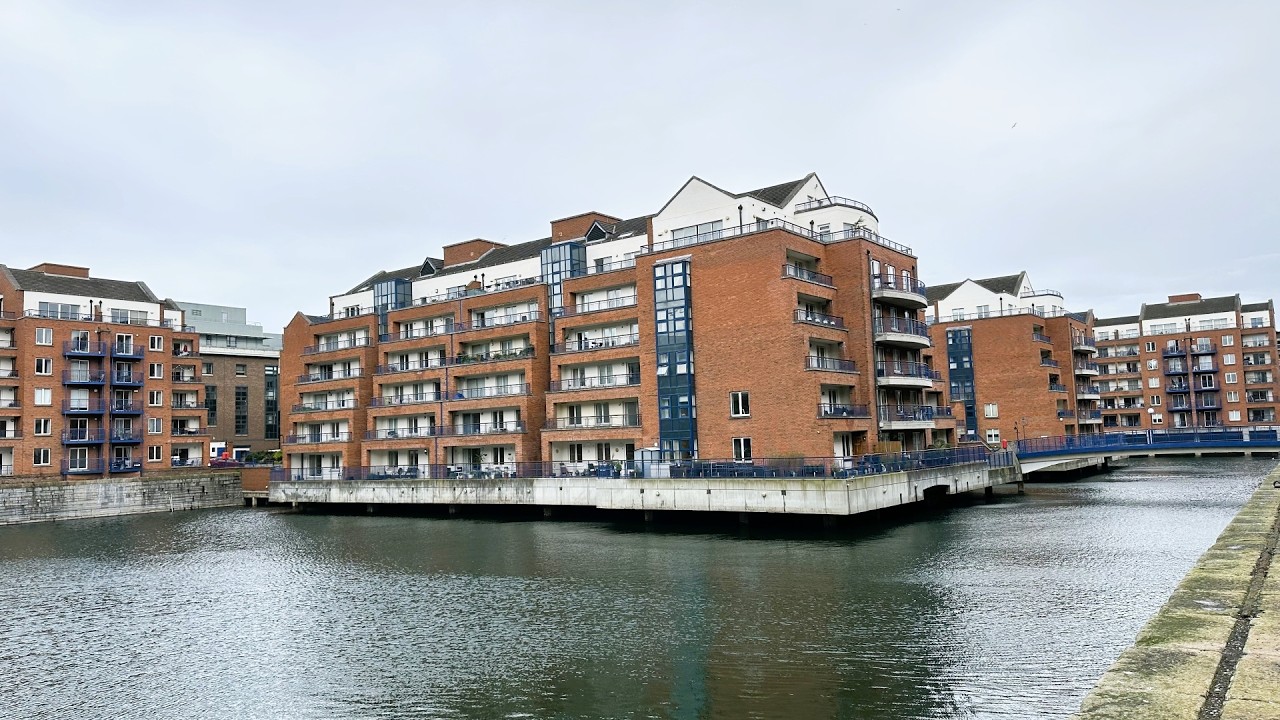 Custom House Harbour, les cases sobre el moll