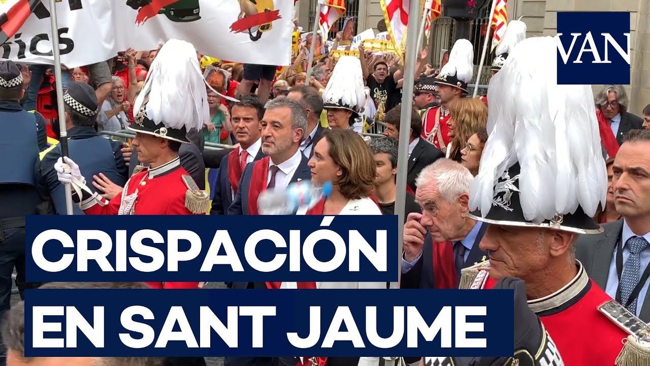 Crispación en la placa Sant Jaume tras el pleno de investidura de Ada Colau