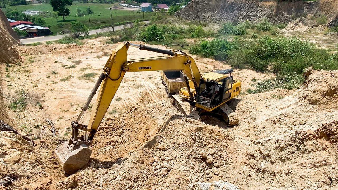 KOMATSU PC200 Excavator Digging & Loading Dump Trucks from Uphill