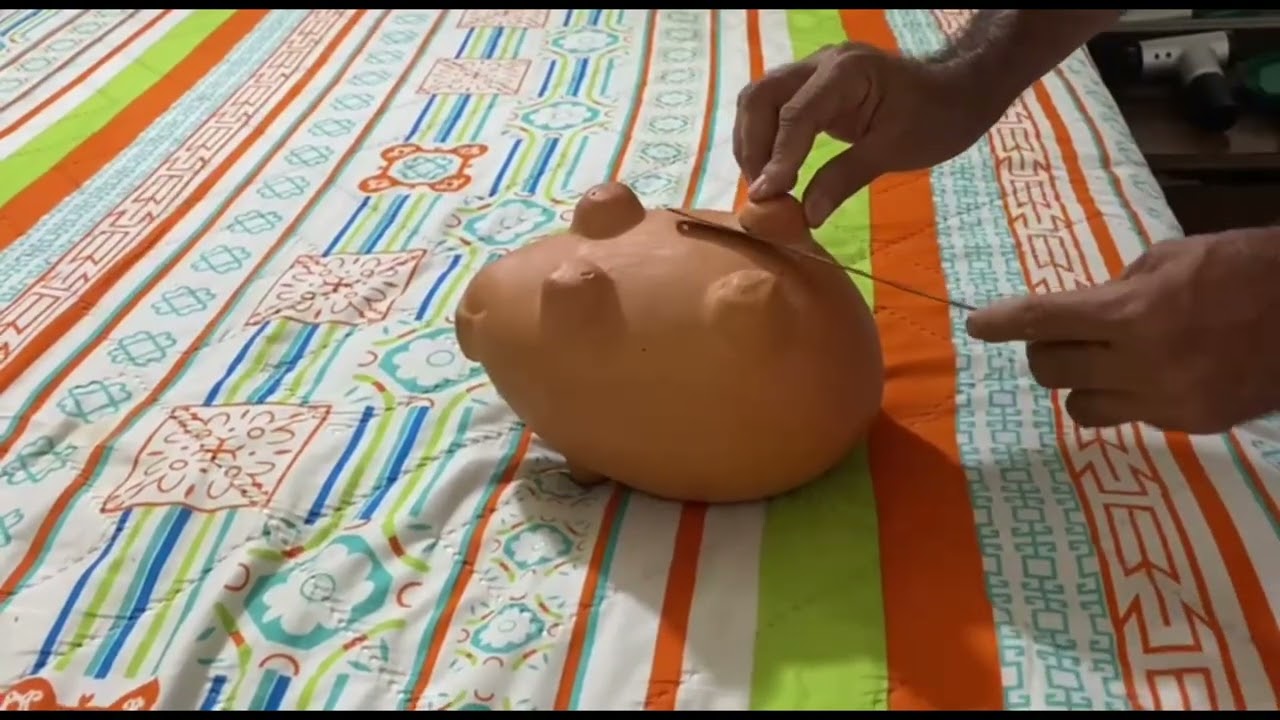 Como sacar dinero de una alcancía  de barro sin romperla.