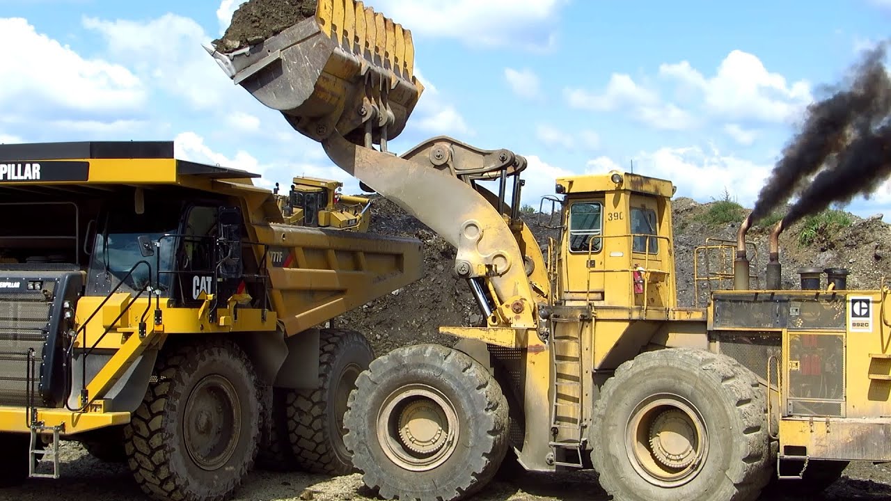 CAT Power at Work - Caterpillar 992C Loading 777F's
