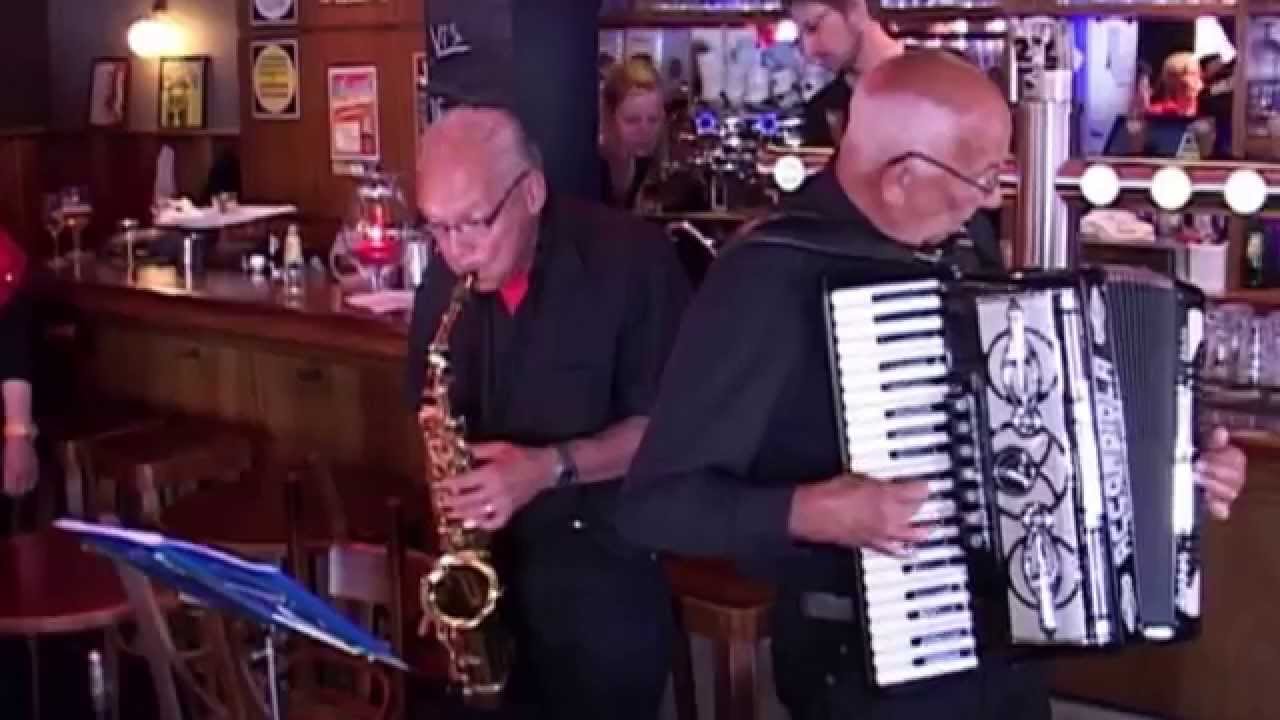 ode aan maastricht in cafe het forum in Maastricht door het Smartlappenkoor Schoën Luuj uit Venlo