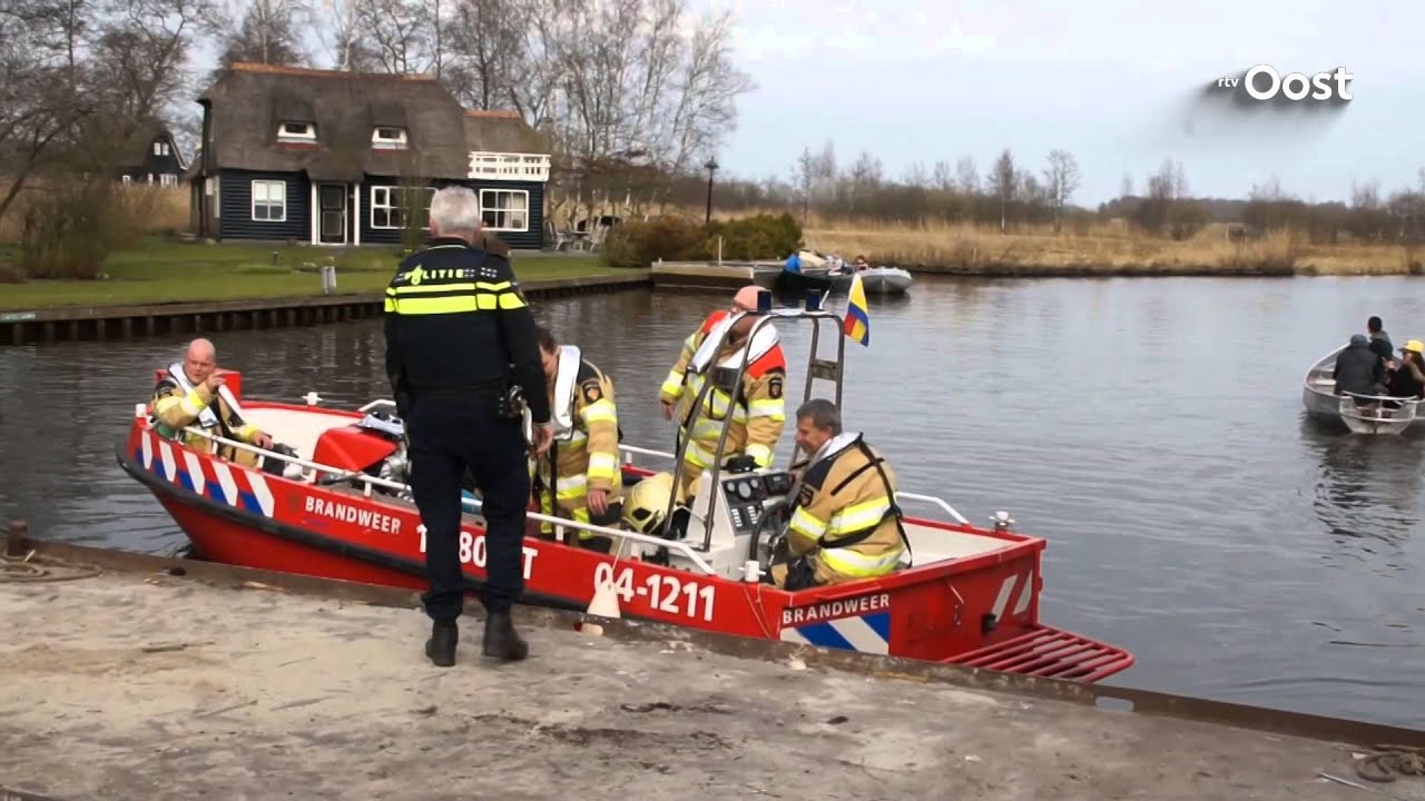 Jongen onwel op recreatie-eiland in Giethoorn; brandweerboot komt helpen