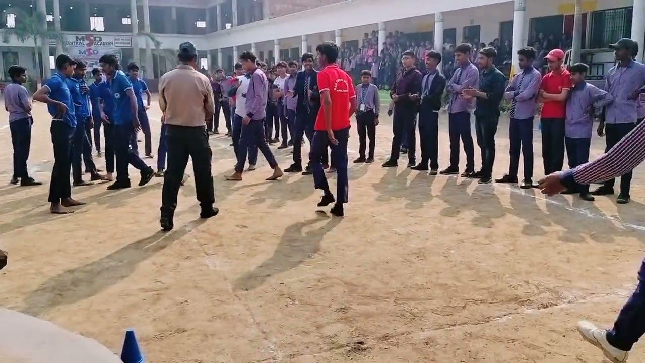 फुटबॉल में पेनल्टी लगाते हुए बच्चे