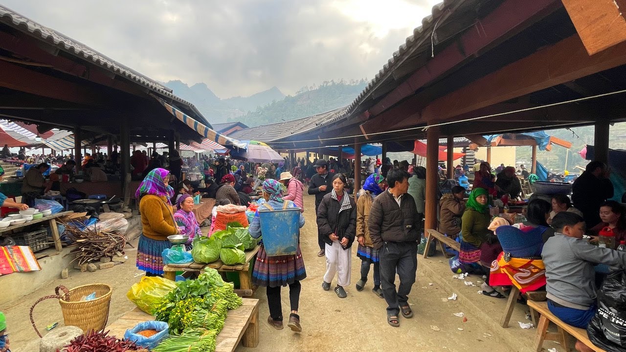 Walking Tour Vietnam: Local Market Near the China Border | Sounds, Colors & Real People