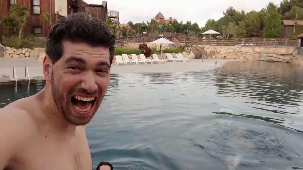 &iexcl;LLENAMOS UNA PISCINA RADIACTIVA DE #CoMPaS! 😂⚠️ VLOG RANDOM DE RISA EN PORTAVENTURA (MIKECRACK)